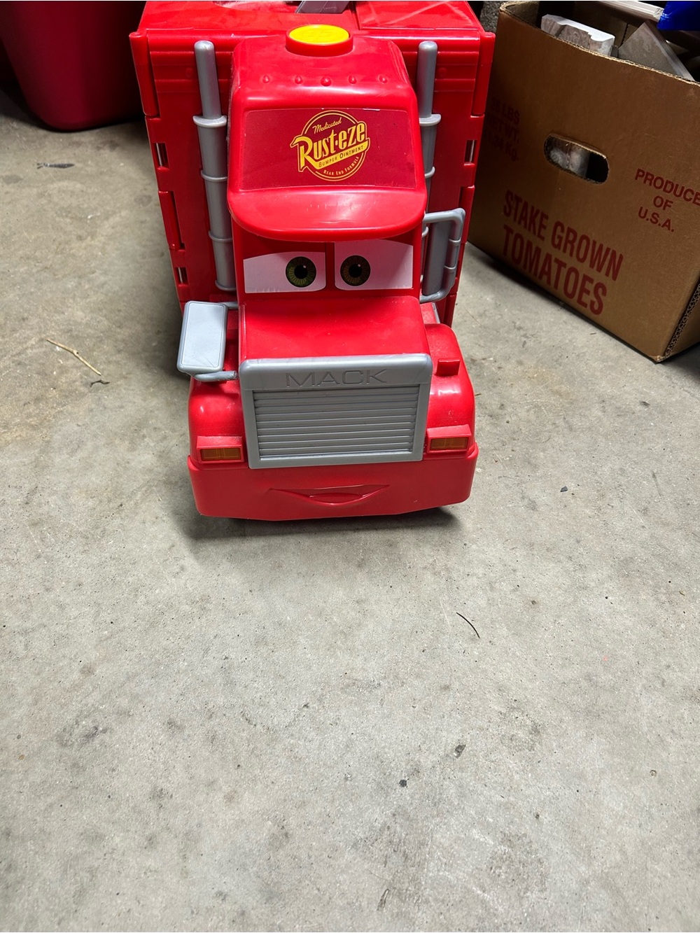 Disney cars Mack Truck Transporter with Lightning McQueen Car – Storage
